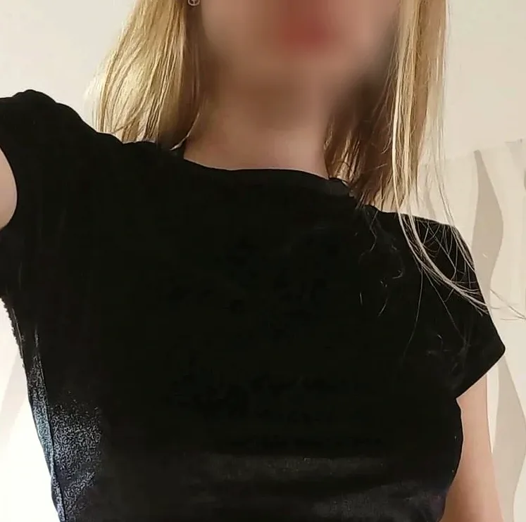 Claire, 25